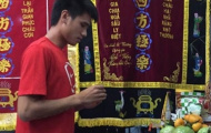 Trung vệ ĐTVN nghẹn ngào khi về thắp nén hương muộn cho ông
