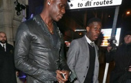Đang chấn thương, Balotelli mặc áo dị hợm đi dự sự kiện