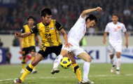 Cầu thủ Malaysia nắn gân tuyển Việt Nam