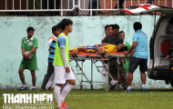 Va chạm với thủ môn của U.19 Việt Nam, cầu thủ Khánh Hòa bị gãy 3 cái xương sườn
