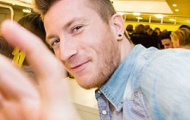 Marco Reus cùng dàn sao Dortmund phục vụ bia cho fan