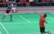 Video: Cú trick-shot kinh điển ở giải thiếu niên