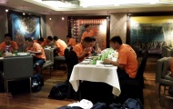 Đội tuyển Việt Nam thảnh thơi dùng bữa tối ở khách sạn 5 sao