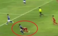 Video: Đánh nguội Huy Toàn, cầu thủ Malaysia thoát thẻ