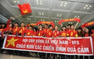 Tuyển Việt Nam bị “fan cuồng' vây kín ở Nội Bài
