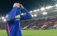 Van Persie tặng quà quý cho fan nữ