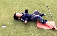 Cười vỡ bụng với màn ăn vạ có một không hai của golf thủ nhí