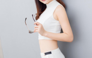 Lan Phương khoe eo thon gợi cảm
