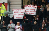 CĐV Man Utd giăng biểu ngữ chế giễu HLV Rodgers và Gerrard