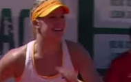 Video: Bản sao Sharapova tung hot shot sau pha ngã ngựa kinh điển