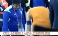 Video: Casillas hồn nhiên cởi quần tặng cổ động viên