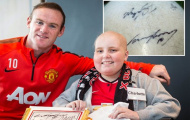 Sao Manchester United tặng chữ ký lên đầu fan nhí