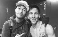 Neymar ập vào phong thay đồ ôm Messi chúc mừng