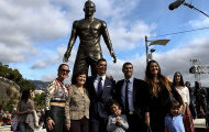 Hàng nghìn fan chen chúc xem lễ dựng tượng Cristiano Ronaldo