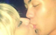 Con trai Ronaldo khóa môi đắm đuối với bạn gái hơn... 13 tuổi