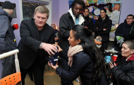 Cựu sao Ricky Hatton mang Giáng sinh cho người vô gia cư