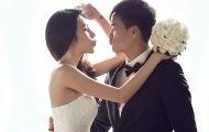 Công Vinh - Thủy Tiên chu môi hôn nhau đáng yêu trong ảnh cưới