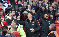 Van Gaal hóa thân ông già Noel, tặng quà cho CĐV United