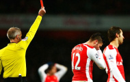 Giroud xứng đáng nhận thẻ đỏ