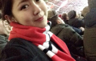 Nụ cười dễ thương của fan nữ Việt tại Old Trafford