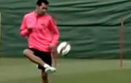 Video: Xavi, Iniesta và Busquets khoe kĩ thuật trên sân tập