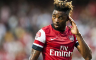 HLV Wenger ví Alex Song với Cazorla
