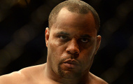 Cormier thách Jones 'giải quyết' ngay trong buổi họp báo tiếp theo