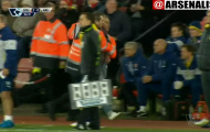 Bức xúc, CĐV chạy thẳng xuống sân đôi co với Wenger
