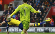 HLV Wenger nổi đóa, trút giận hàng phòng ngự