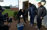 Video: CĐV xin đánh giày miễn phí cho Emile Heskey
