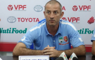 HLV Guillaume Graechen cảm ơn khán giả sân Pleiku