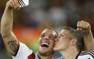Podolski 'tự sướng' còn nhiều hơn đá bóng