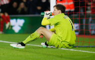 Thủ thành Arsenal bị phạt nặng vì hút thuốc