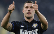 Podolski kinh ngạc khi thấy đồng đội 'mắng' nhau té tát