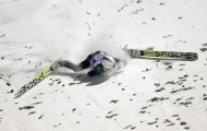 Bay 90km/h, VĐV trượt tuyết tiếp đất bằng... mặt