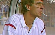 Hình ảnh “độc” cảnh HLV Wenger phì phèo thuốc lá