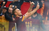 Totti ăn mừng cực dị: Chụp ảnh “tự sướng” giữa sân