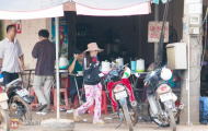 Chuyện ít biết về người chị cả của Công Vinh hàng ngày đi bán vé số mưu sinh