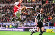 Video: Những pha xử lý đậm chất nghệ sĩ của Dennis Bergkamp