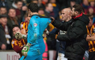 Nổi nóng, thủ môn Millwall đấm thẳng vào mặt đối thủ