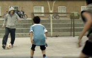 Video: Các cầu thủ nhí khiến Messi ngơ ngác