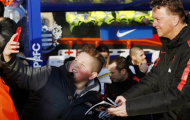 Hạ QPR, Van Gaal vui vẻ chụp ảnh cùng… Van Gaal nhí