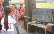 Ngộ nghĩnh hình ảnh cô bé dễ thương thi hát... karaoke trên khán đài V-League