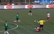 Video: Cầu thủ nằm sân vì bị trọng tài thúc cùi chỏ gãy mũi
