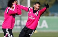 Bale chống nạnh xem Ronaldo ăn mừng trong buổi tập