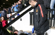 Van Gaal, Valdes “tròn mắt” nhìn CĐV vỡ toác đầu