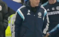 Video: Mải tranh cãi với trọng tài, Mourinho quên ăn mừng