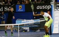 Kyrgios giơ vợt kê bóng kiểu bóng chuyền