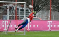 Video: Cận cảnh Manuel Neuer bay nhảy khi tập luyện
