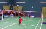 Sững sờ với khả năng đánh cầu điệu nghệ của cậu bé 2 tuổi